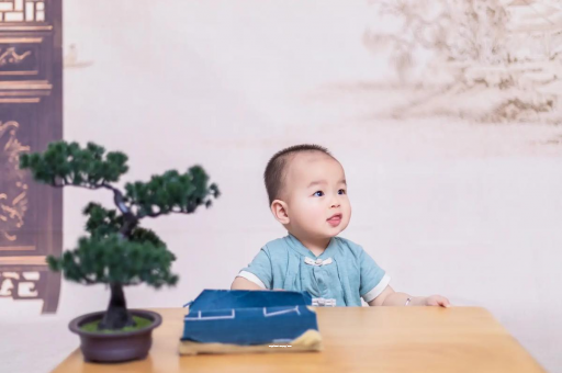 黄山怀孕肚子中间凹两边凸
